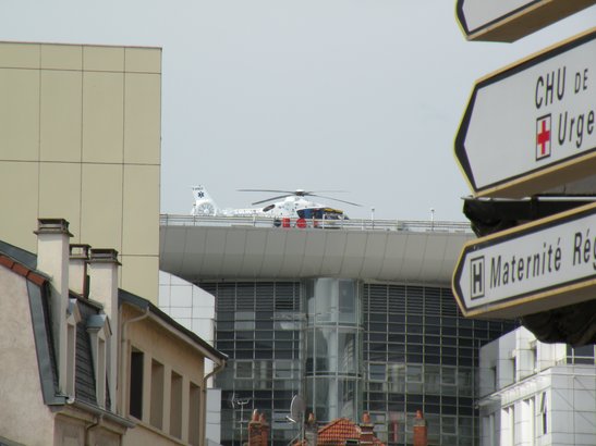  hélicoptère sur le toit de l'hôpital